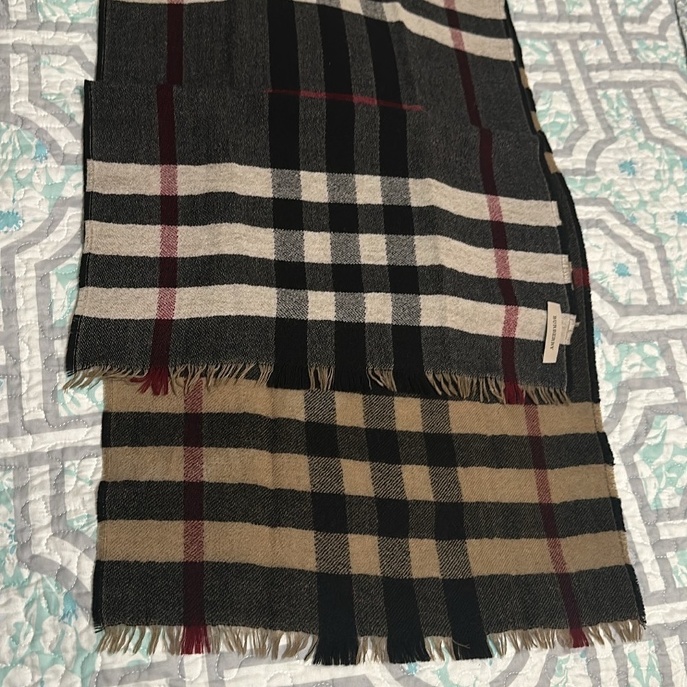 BURBERRY Reversible Wool Plaid Scarf Beige Black Red Fringe Sz 66”x16 - Picture 6 of 6
